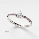 ピンクサファイアを配置したペアシェイプカットダイヤの婚約指輪